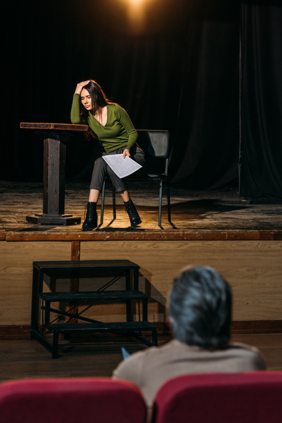 selectieve focus van theaterregisseur en mooie actrice die optreden op het podium - Foto, afbeelding