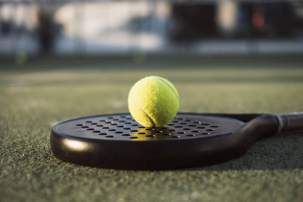 paddle tennis objecten in de rechtbank, detail van racket en ballen - Foto, afbeelding