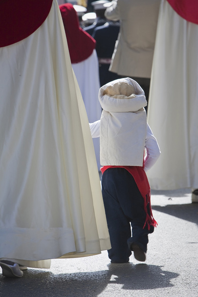 chlapec oblékl z costalero ruky jeho matky během svatého týdne - Fotografie, Obrázek