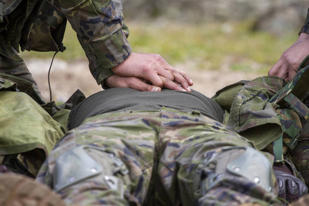 Egy katona újraélesztése terepen - Fotó, kép