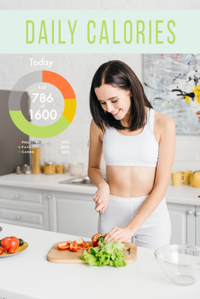Привлекательная стройная спортсменка улыбается и готовит салат со свежими овощами рядом с ежедневной иллюстрацией калорий
 - Фото, изображение
