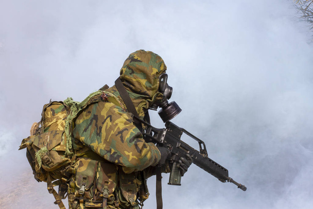 Soldaten auf dem Schlachtfeld mit atomarer Strahlenschutzausrüstung - Foto, Bild