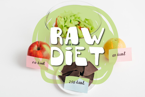 Vers fruit, chocolade en salade met calorieën op kaarten op witte achtergrond, rauwe dieetillustratie - Foto, afbeelding
