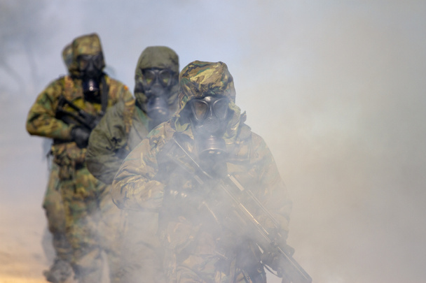 Soldaten op het slagveld met nucleaire straling anti-straling apparatuur - Foto, afbeelding