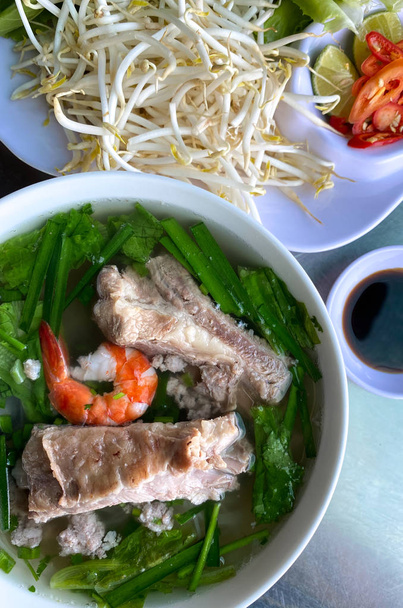 ベトナムのサイゴンにある地元レストランでのベトナム料理、豚肉麺(Hu Tieu). - 写真・画像