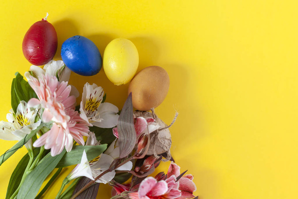 Easter eggs with spring flowers - Photo, Image