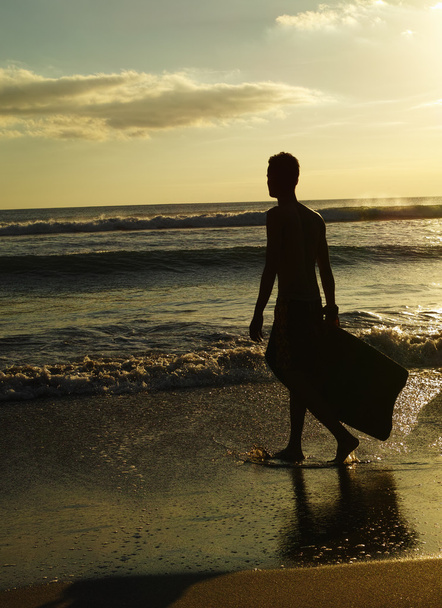 Surfer na plaży - Zdjęcie, obraz