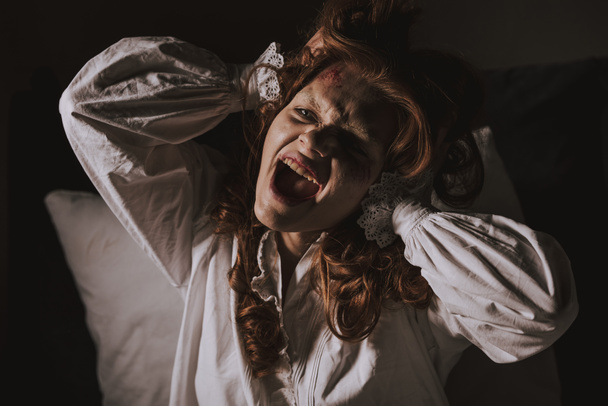 chica demoníaca en camisón gritando en el dormitorio
 - Foto, Imagen