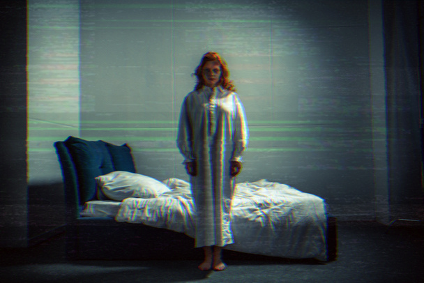 hátborzongató démoni lány hálóingben áll a hálószobában TV zaj - Fotó, kép