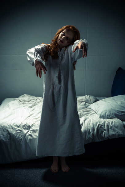 griezelige demonische vrouw in nachtjapon staan in de slaapkamer - Foto, afbeelding