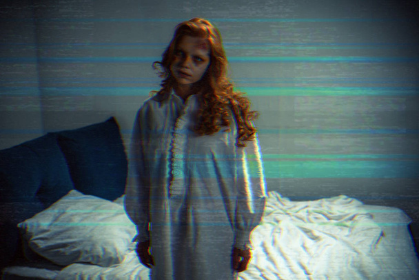 demonische vrouw in nachtjapon staan in slaapkamer met tv-geluid - Foto, afbeelding