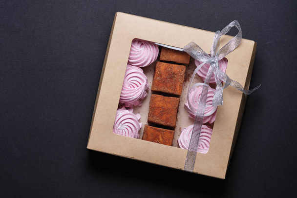 Dulces de leche Souffle en chocolate, coco o cacao. Los dulces se envasan en una caja de regalo. Postre palomas leche como regalo
  - Foto, Imagen