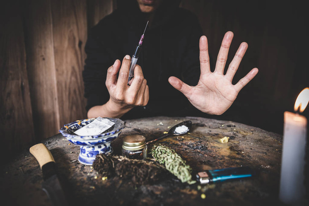  Menschenhände auf dunklem Hintergrund, Drogensuchtkonzept stoppen, - Foto, Bild