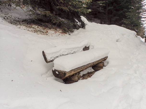 Banco de madera bajo la nieve
 - Foto, Imagen