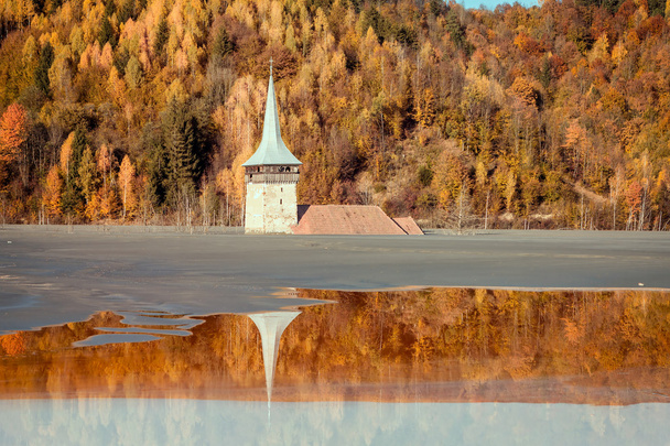 Vieja iglesia inundada en un lago de barro - Desastre natural
 - Foto, Imagen