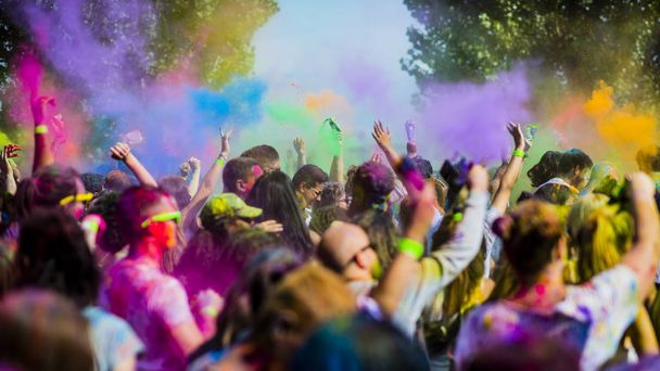 Montreal, Canada - 10 augustus 2019: Mensen vieren Holi Festival met kleurpoeders in Horloge Park in Montreal - Foto, afbeelding