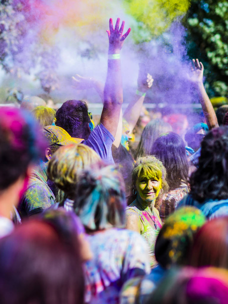 Montreal, Canada - August 10, 2019: People celebrate HOLI Festival throwing color powders in Horloge Park in Montreal - Foto, imagen