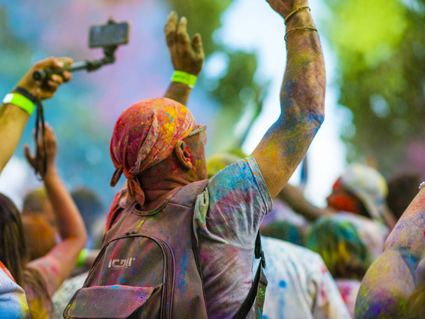 Montreal, Kanada - 10 sierpnia 2019: Ludzie świętują Holi Festival rzucając kolorowe proszki w Horloge Park w Montrealu - Zdjęcie, obraz