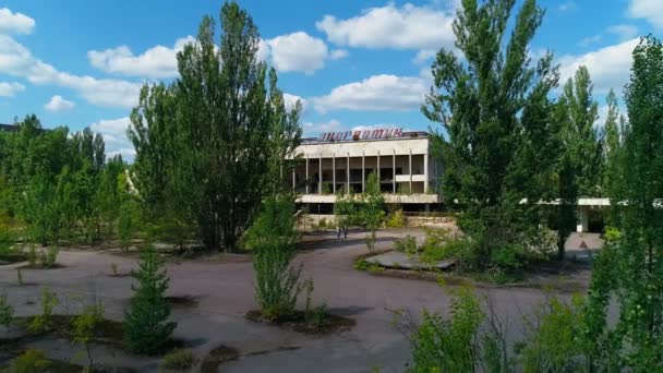 Letecký pohled na opuštěný sportovní areál ve městě Pripyat u Černobylu  - Záběry, video