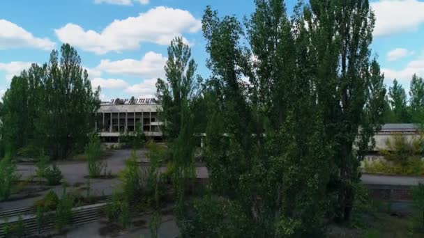 チェルノブイリ近くの都市プリピャートの放棄されたスポーツ複合体の空中ビュー - 映像、動画