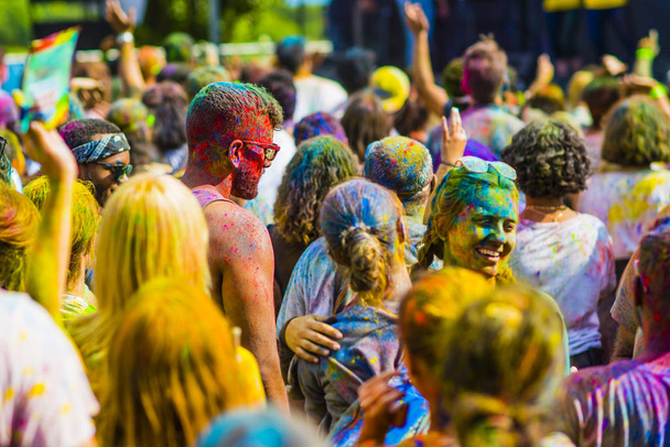 Montreal, Kanada - 10 sierpnia 2019: Ludzie świętują Holi Festival rzucając kolorowe proszki w Horloge Park w Montrealu - Zdjęcie, obraz