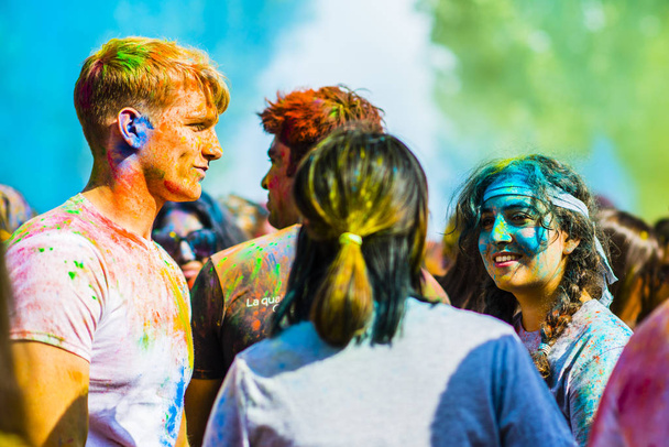 Montreal, Kanada 10. elokuuta 2019: Ihmiset juhlivat HOLI-festivaalia heittämällä värijauheita Horloge Parkissa Montrealissa
 - Valokuva, kuva