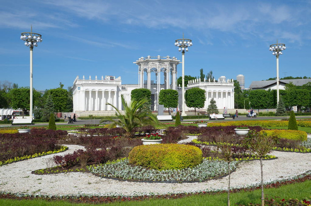 Moscow, Russia - may 20, 2019: Beautiful landscaping and the pavilion  66 "Culture" on VDNH - Foto, Imagem