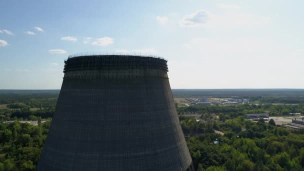 Luchtfoto van koeltorens voor de vijfde en zesde kernreactor van Tsjernobyl - Video