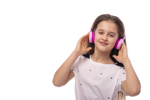 Portrait à mi-longueur d'une jeune fille souriante écoutant de la musique
 - Photo, image