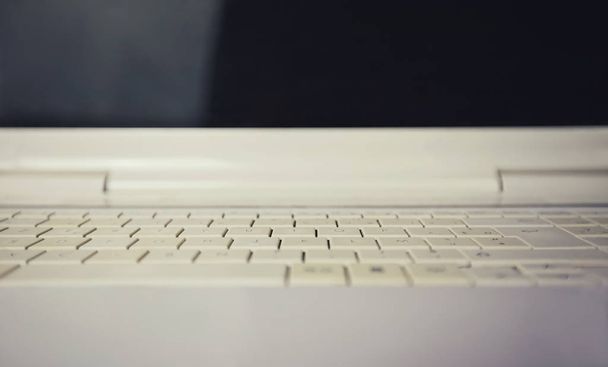 Zamknij retro biały laptop klawiatury. Stare tło komputera - Zdjęcie, obraz