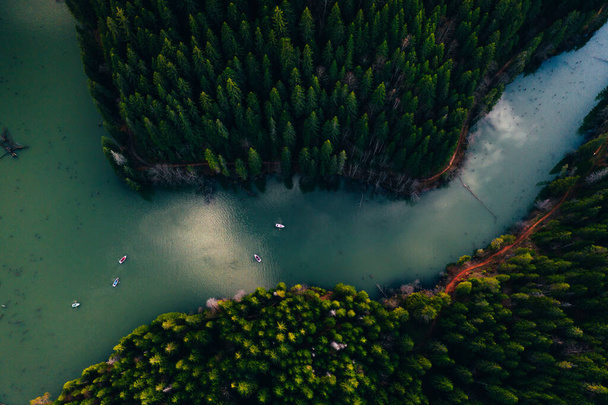 Lago con pequeñas embarcaciones vistas desde un dron
  - Foto, imagen