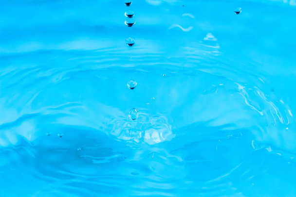 Капли прекрасной воды падают на воду
 - Фото, изображение