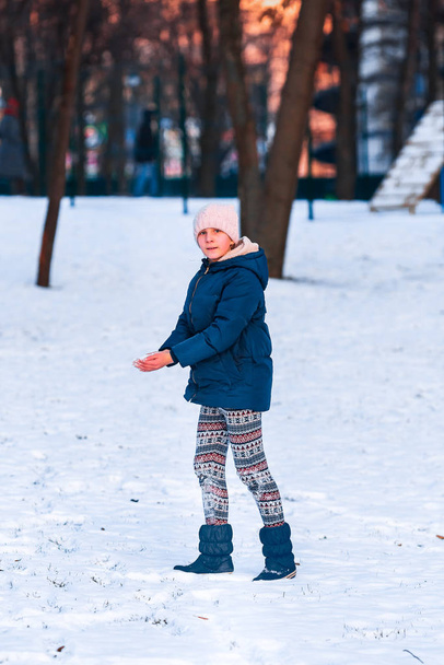 Happy teenage girl ready to throw a snowball - Foto, Imagen