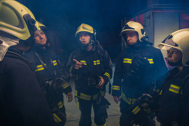 Grupo de bomberos del departamento de bomberos que organizan el plan de acción f - Foto, Imagen