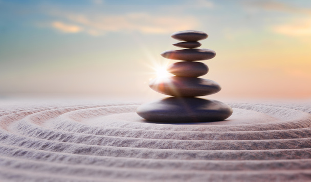 Дзен-подобные сбалансированные камни в стопке. Концепция гармонии и медитации
 - Фото, изображение