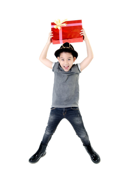 aranyos kisfiú és ajándék doboz - Fotó, kép