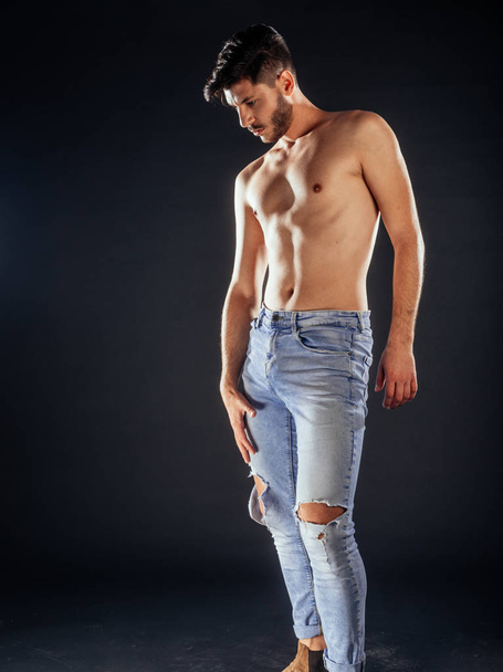 Студийный модный портрет топлесс в синих джинсах
 - Фото, изображение