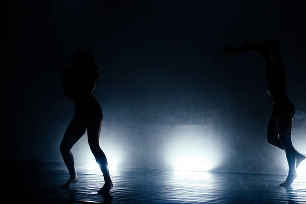 Elastyczny atletyczny mężczyzna i kobieta podczas ćwiczeń baletowych - Zdjęcie, obraz