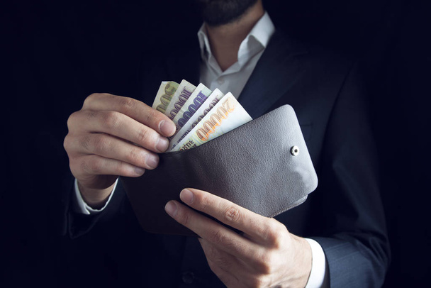 man hand wallet and money - Фото, зображення