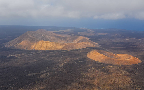 Vista aerea di Timanfaya, parco nazionale, Caldera Blanca, vista panoramica di vulcani, montagne, vigneti, terreno, natura selvaggia, Lanzarote, Isole Canarie, Spagna
 - Foto, immagini