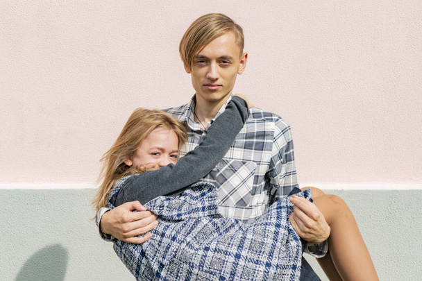 A young guy and a girl pose in front of the camera - Fotografie, Obrázek