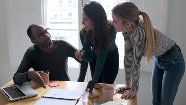 Vidéo de jolie jeune femme entrepreneure expliquant un projet à ses collègues sur le lieu de coworking
. - Séquence, vidéo