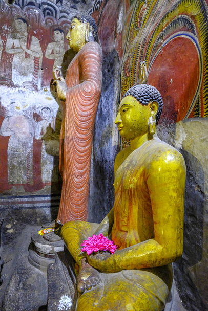 Dambulla, Sri Lanka - February 2020: Buddha statue inside Dambulla cave temple on February 8, 2020 in Dambulla, Sri Lanka. Cave I Devaraja Viharaya. Major attractions are spread over 5 caves, which contain statues and paintings. - Foto, Imagen