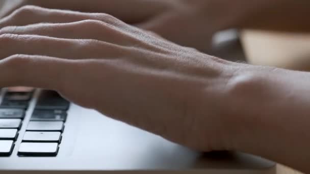 Gros plan des mains d'une femme à l'aide du clavier d'ordinateur dans le bureau
. - Séquence, vidéo