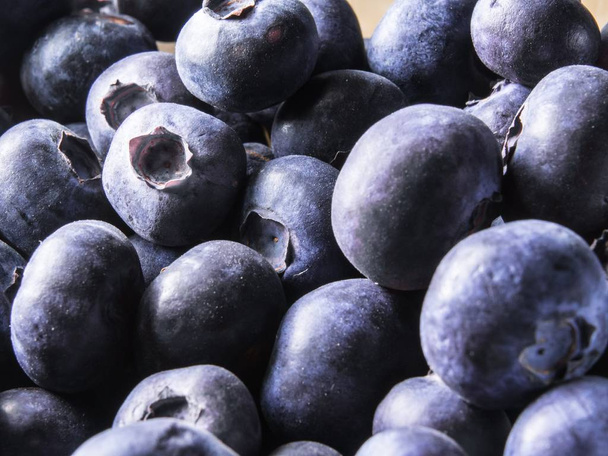 A closeup shot of different blueberries mixed with each other - Foto, immagini