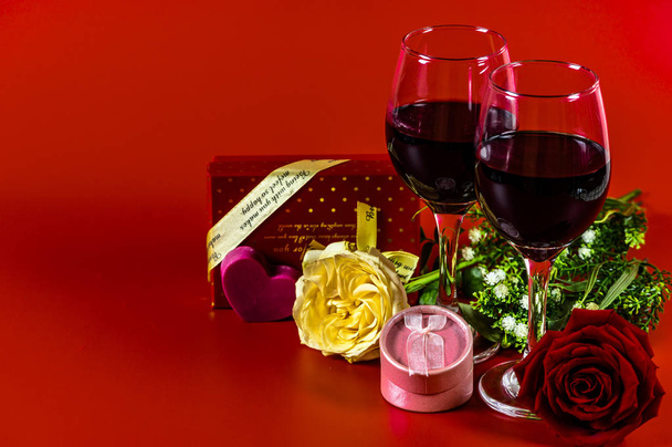 Rosen, Rotwein, Geschenkbox und Herz - Foto, Bild