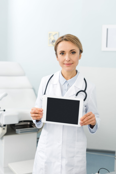 Berufsgynäkologe hält digitales Tablet mit leerem Bildschirm in Klinik - Foto, Bild