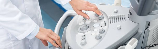 診療所で超音波検査をしている専門医のパノラマ写真  - 写真・画像