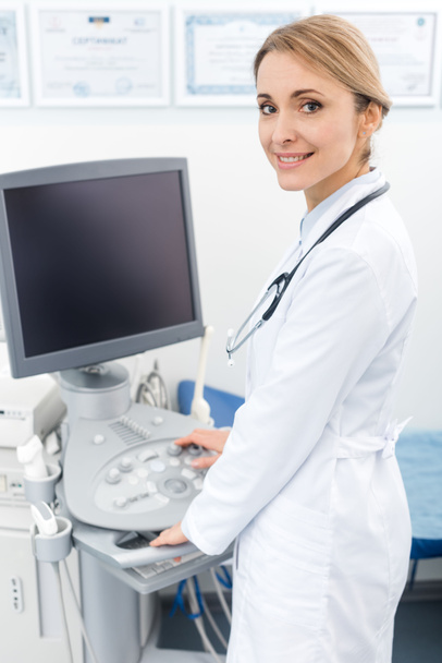 médico profesional que trabaja con escáner de ultrasonido con pantalla en blanco en la clínica
  - Foto, Imagen