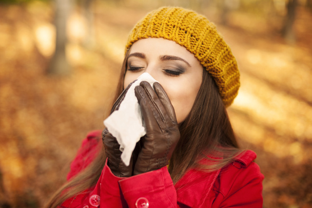 Mujer estornudando - Foto, imagen